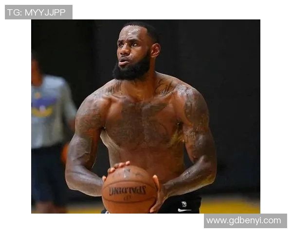 詹姆斯分心一幕曝光:坐替补席观战却盯着手机看 退役概率升到43%