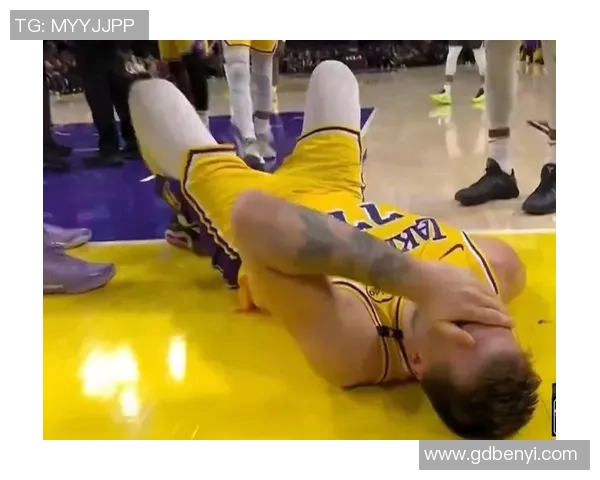 CBA强度有多大?裁判受伤返回更衣室了..